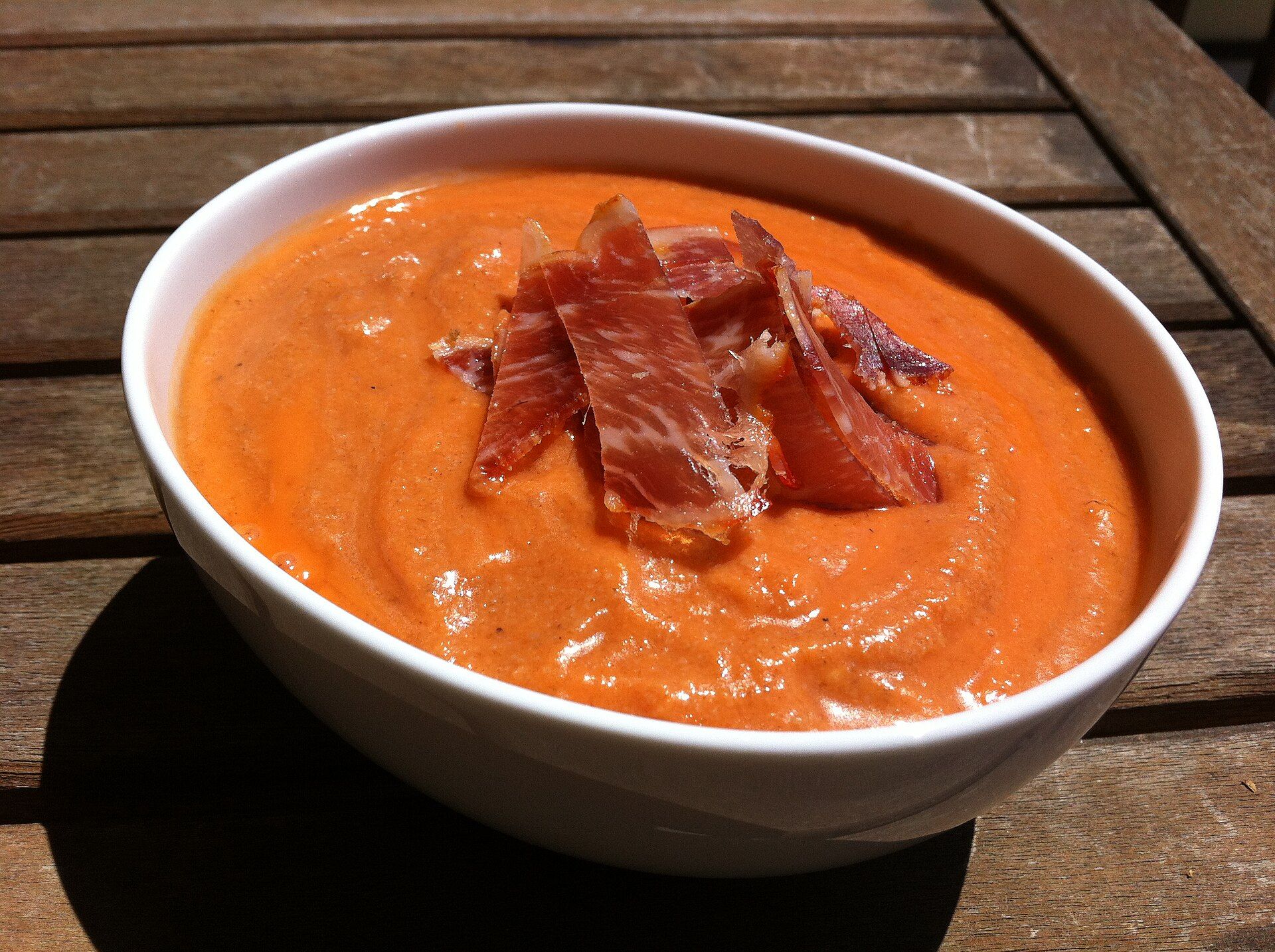 Salmorejo cordobés con huevo y jamón