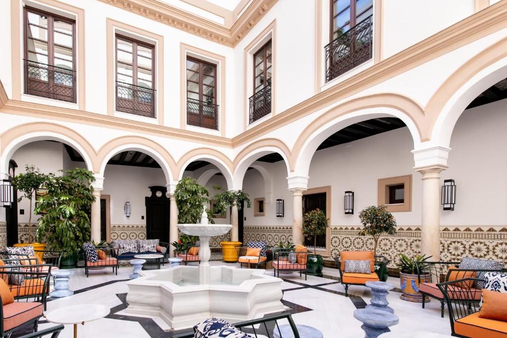 Patio con columnas y naranjos del Hotel Casa Palacio Don Ramón, en el centro histórico de Sevilla