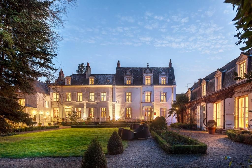 Le Clos d'Amboise illuminé au crépuscule, Amboise, Val de Loire