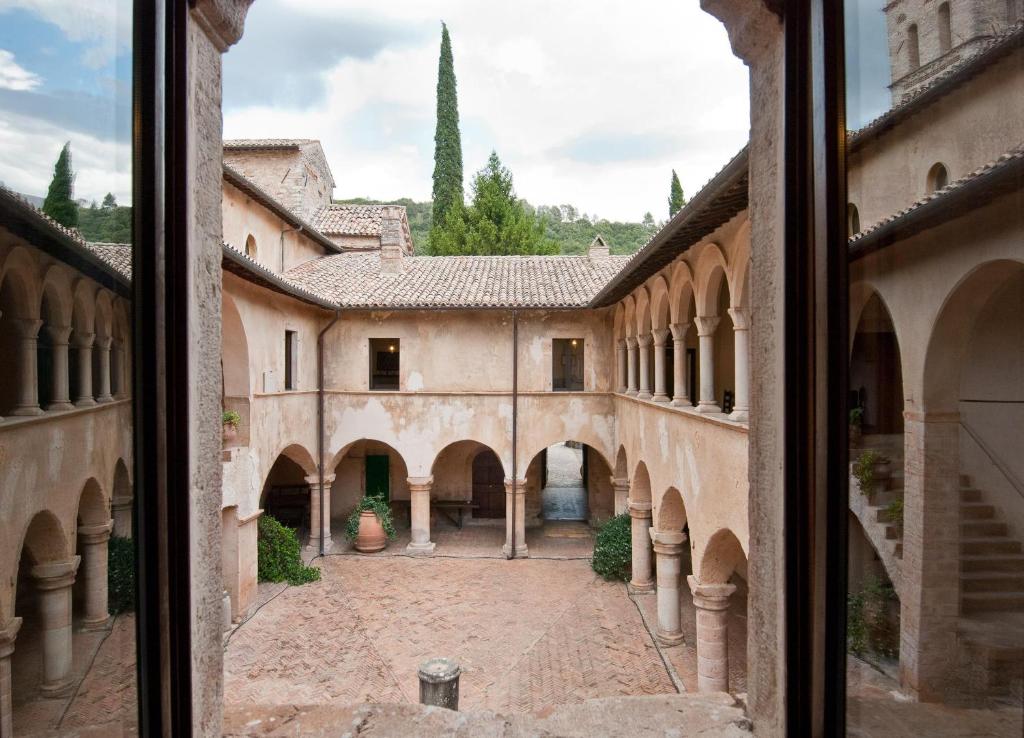 Il chiostro dell'Abbazia San Pietro in Valle a Ferentillo, in Umbria