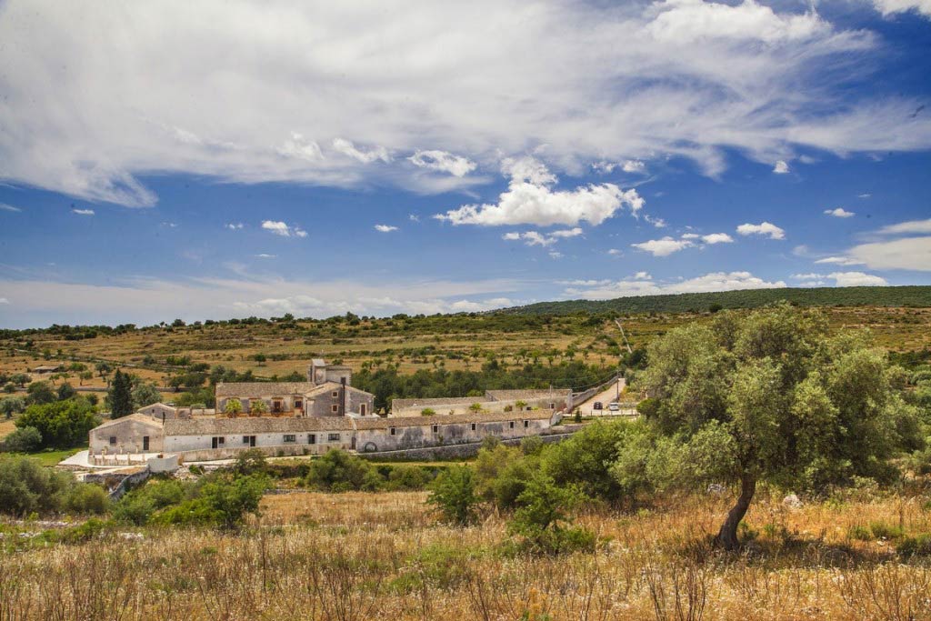 Borgo del Carato tra gli ulivi dei monti Iblei a Palazzolo Acreide