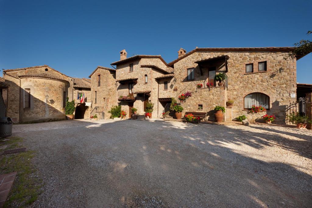 La piazzetta del borgo fortificato del Relais il Canalicchio, a Collazzone