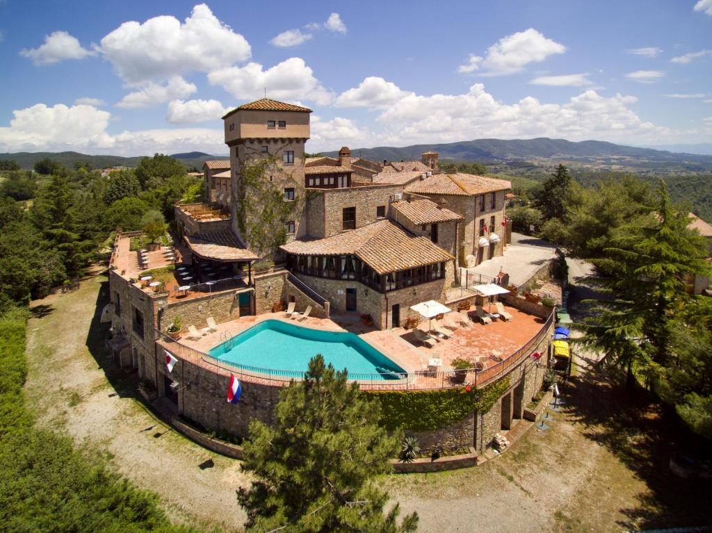 Veduta dall'alto del borgo del Relais il Canalicchio con la piscina
