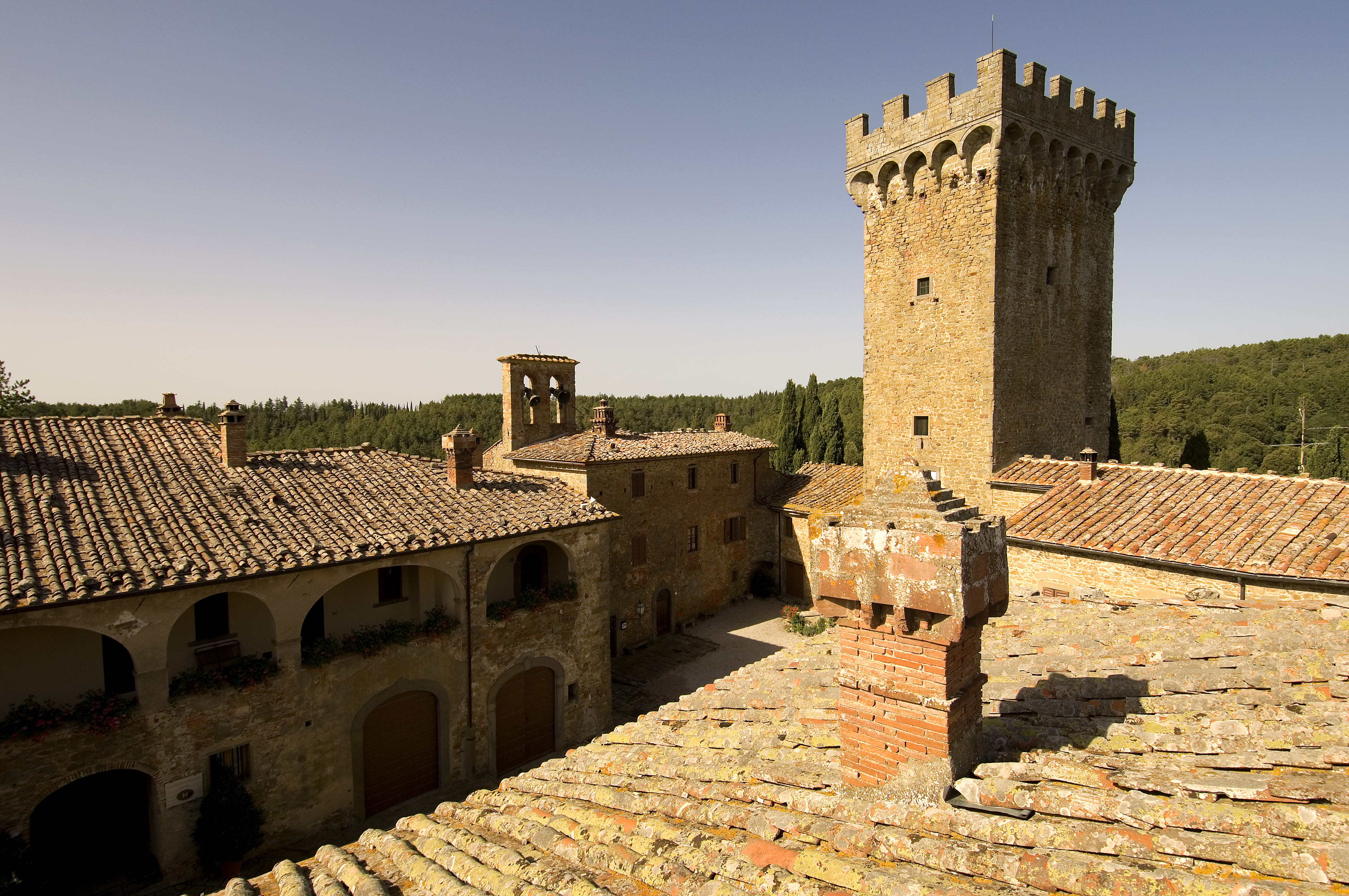 Le case in pietra e la torre del borgo fortificato di Gargonza