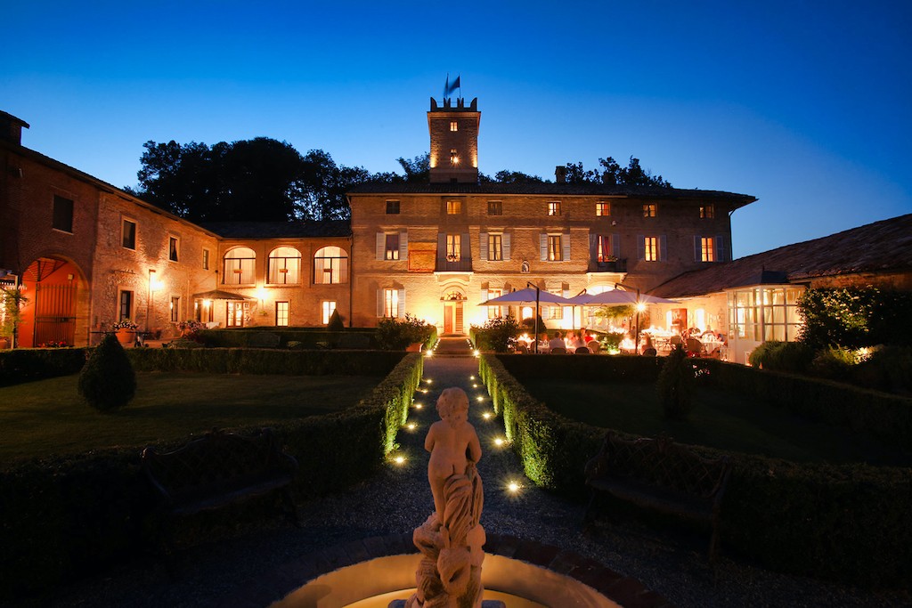 Il Castello di Razzano tra i vigneti del Monferrato
