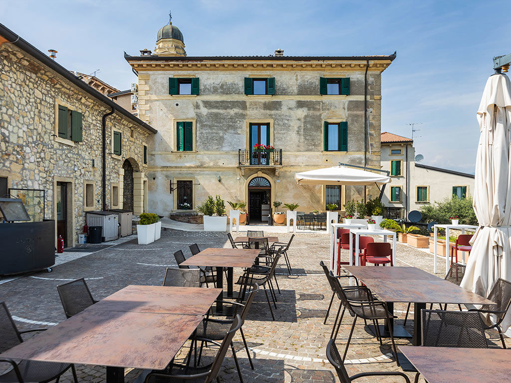 La terrazza di Villa Fraccaroli, sede del Castrum Wine Relais a Castelrotto