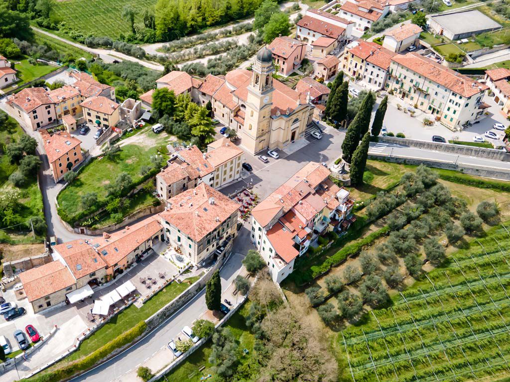 I vigneti e gli uliveti della Valpolicella Classica intorno al borgo di Castelrotto