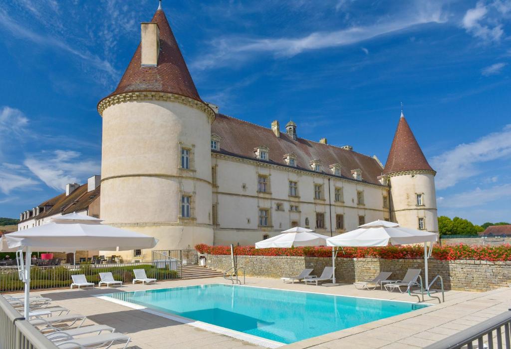 Le Château de Chailly et sa piscine extérieure chauffée, en Bourgogne