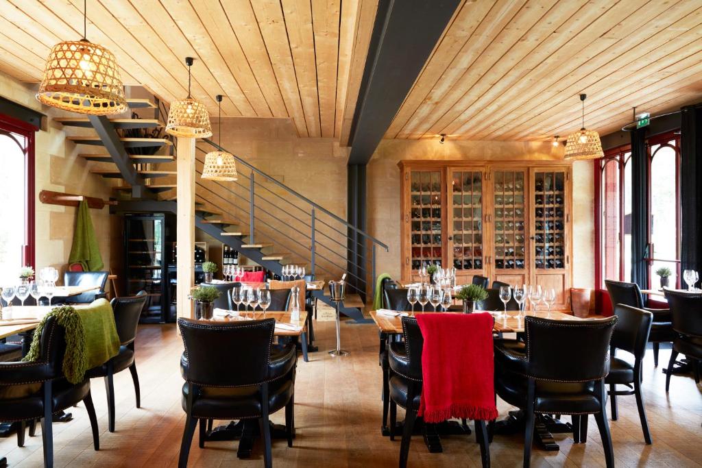 Salle du restaurant Le Manège au Château Léognan, dans les anciennes écuries du domaine