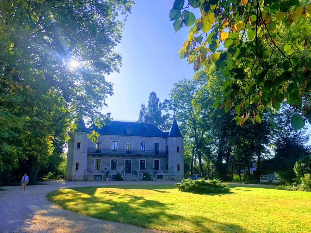 Le Château de la Villeneuve et ses deux tourelles dans un parc arboré