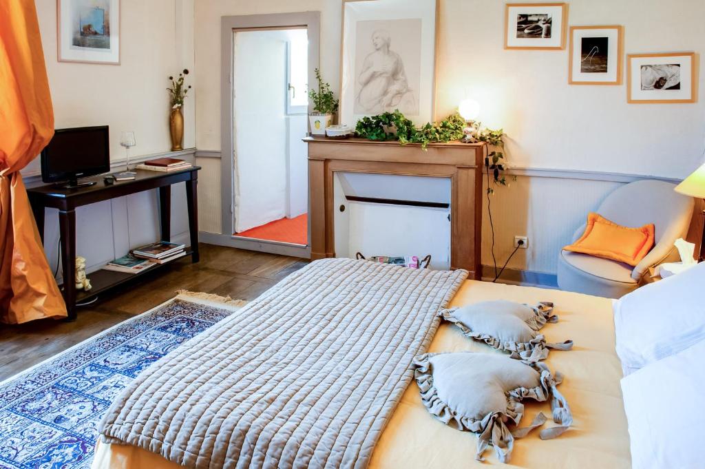 Chambre avec cheminée d'époque au Château du Pin, en Bretagne