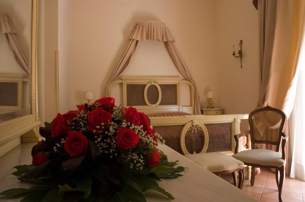 Camera con arredi d'epoca del Chiaja Hotel de Charme in via Chiaia a Napoli