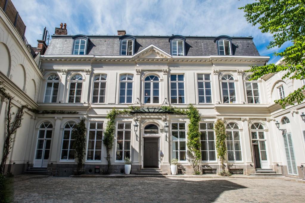 La façade du Clarance Hotel rue de la Barre, dans le Vieux-Lille