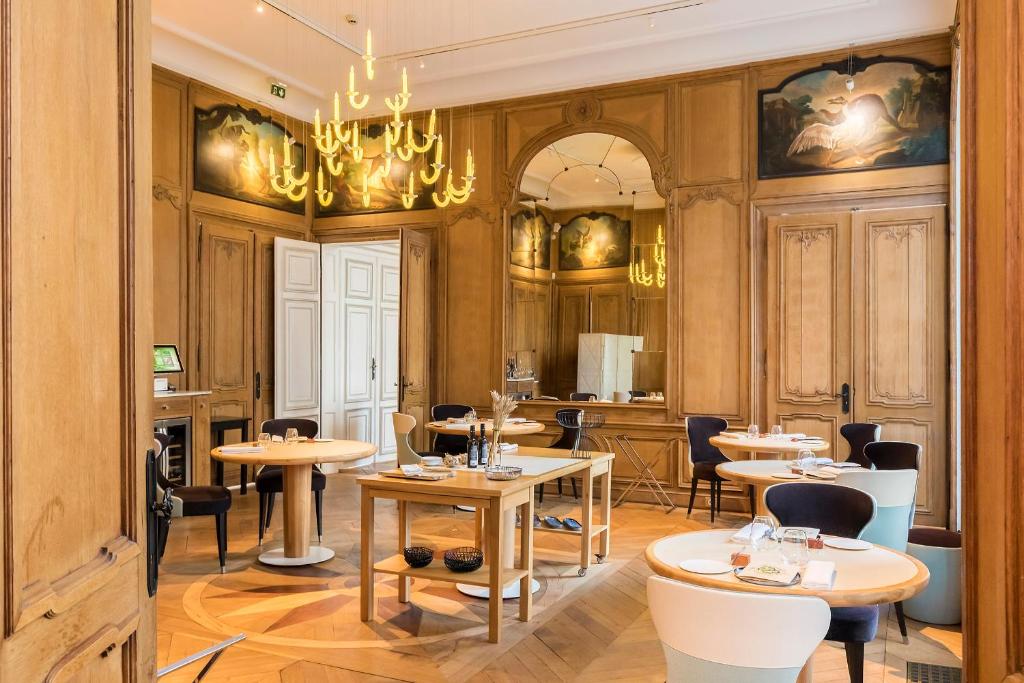 La salle du restaurant La Table au Clarance Hotel, à Lille