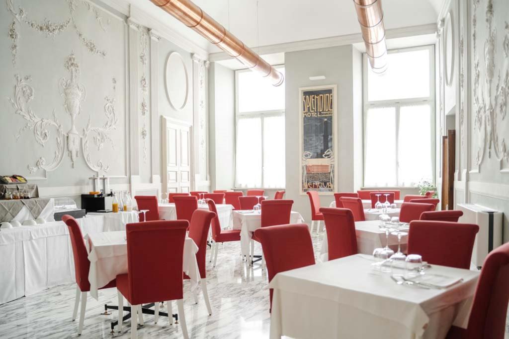 Sala del ristorante con stucchi e affreschi settecenteschi dell'Hotel De Ville di Genova