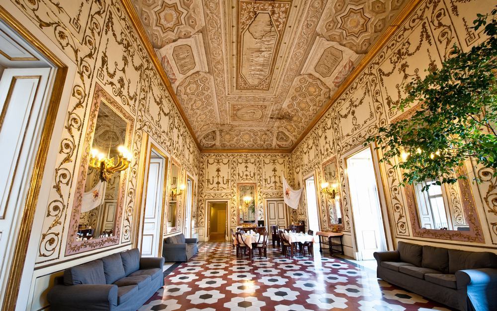 Il salone settecentesco affrescato del Decumani Hotel de Charme a Napoli