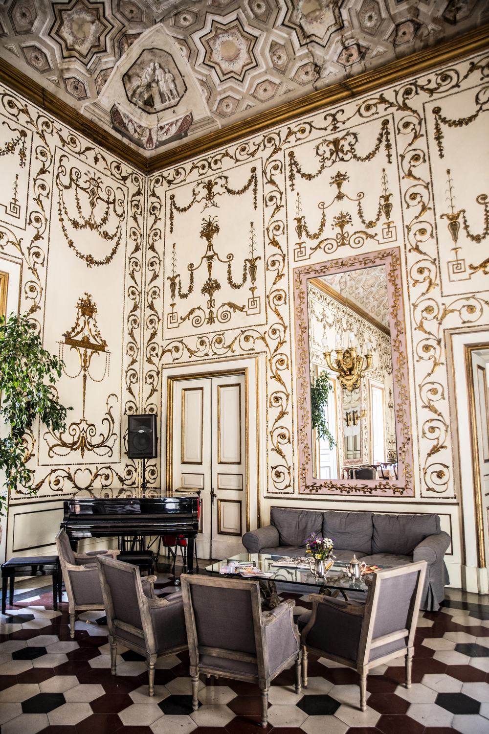 Salone settecentesco del Decumani Hotel de Charme a Napoli