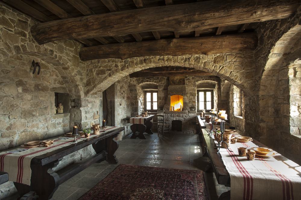 Il refettorio di Eremito a Parrano illuminato dalle candele