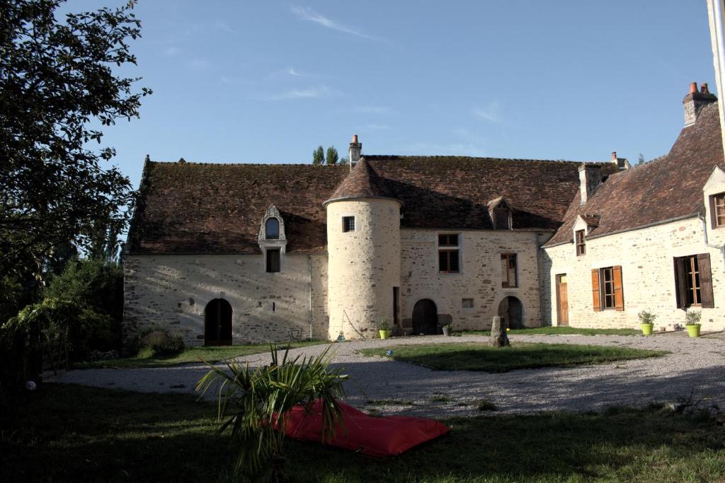 La Ferme-Château de Cordey et sa tour, dans le Pays de Falaise, en Normandie