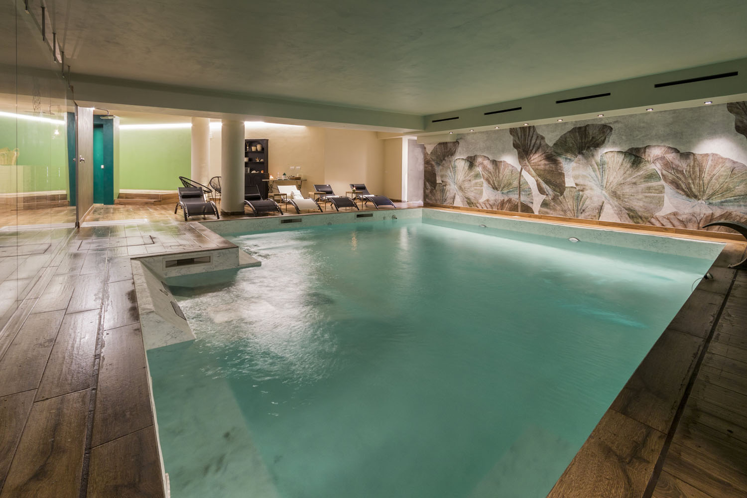 La piscina coperta del centro benessere del Mediterraneo Emotional Hotel a Santa Margherita Ligure