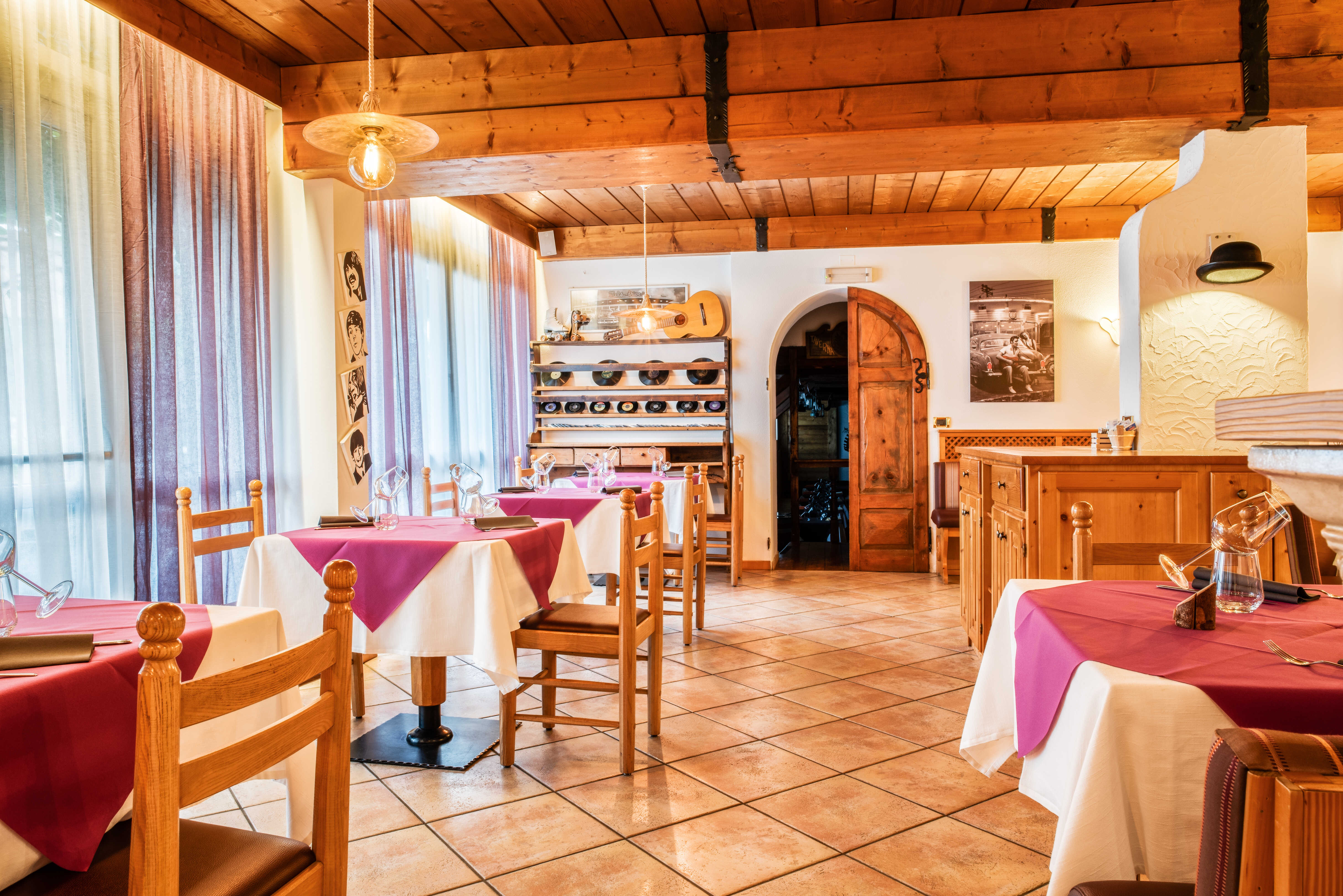Sala ristorante con soffitto a volta dell'Hotel Rio Bianco a Panchià