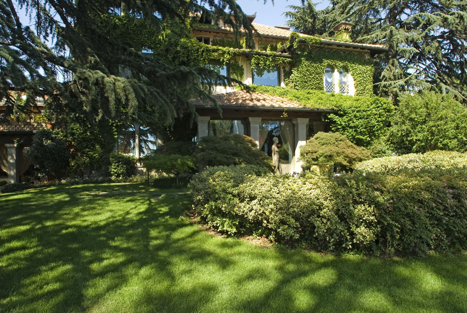 Il parco secolare dell'Albereta tra le colline vitate di Erbusco