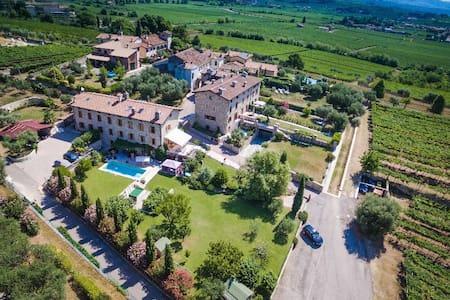 La Caminella vista dall'alto, tra i vigneti della Valpolicella a San Pietro in Cariano