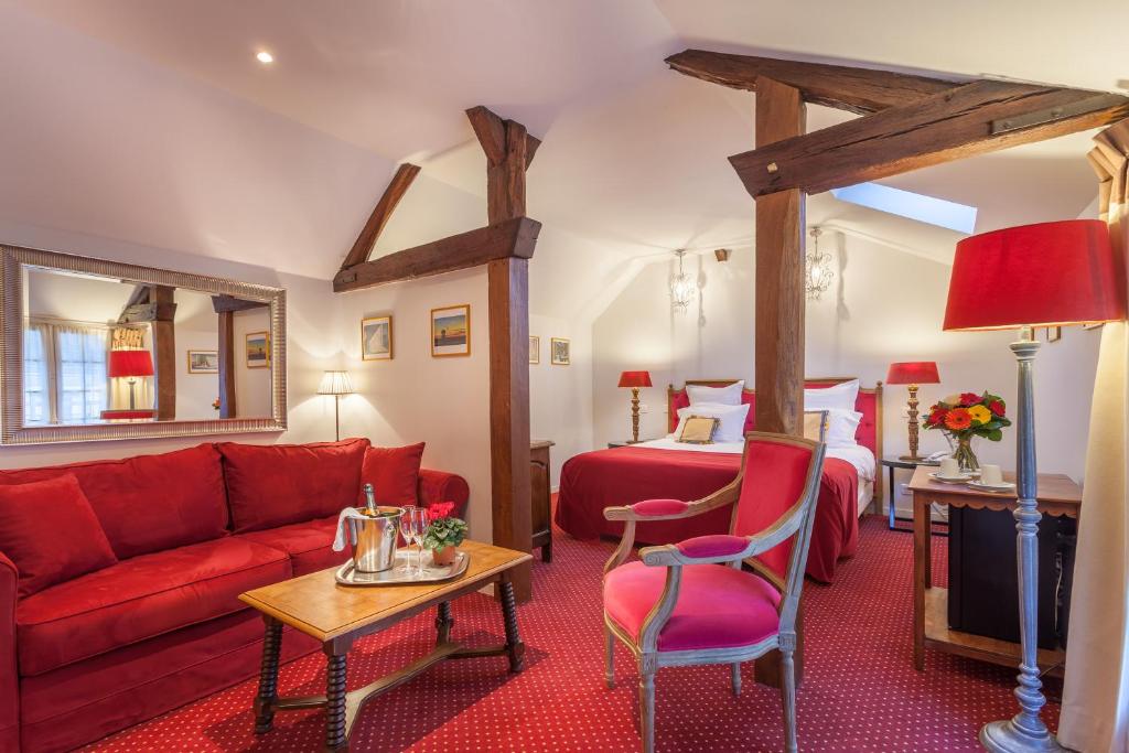 Salon avec cheminée et fauteuils au Clos d'Amboise, Val de Loire