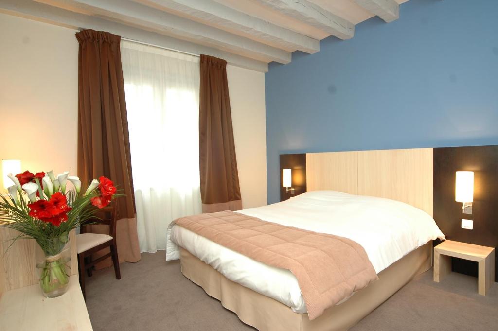 Une chambre de l'Hôtel La Croix Blanche à Fontevraud