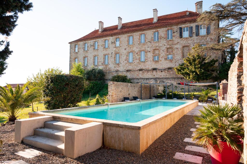 La piscine et la façade du Monastère de Saint-Mont, dans le Gers