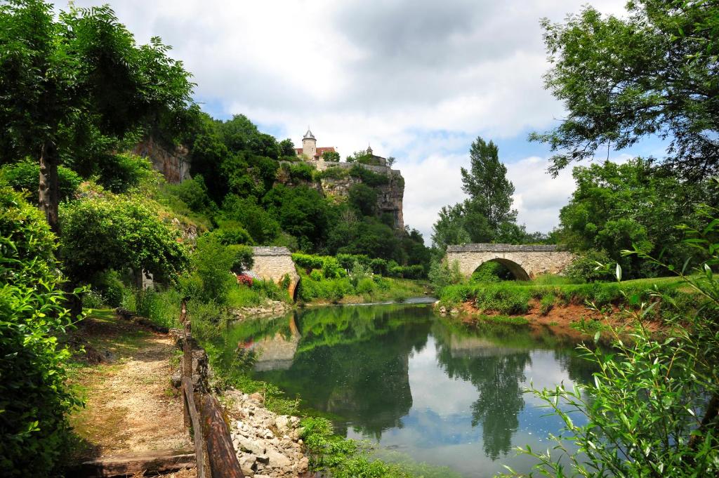 La rivière Ouysse et le château de Belcastel, près du Pont de l'Ouysse à Lacave