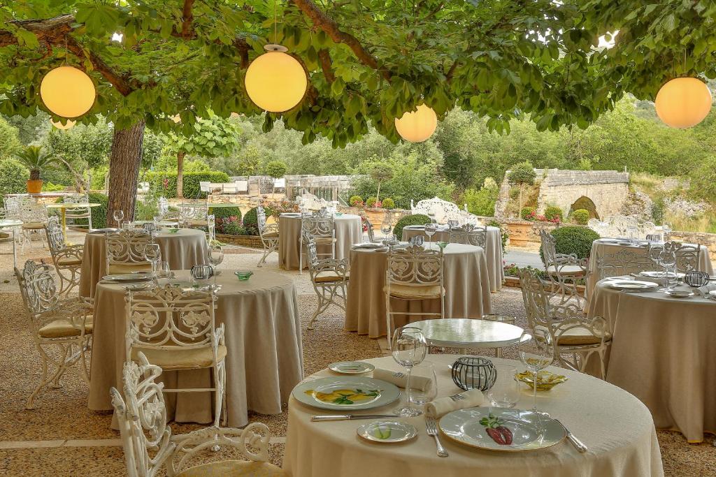 Table dressée sous les arbres au Pont de l'Ouysse
