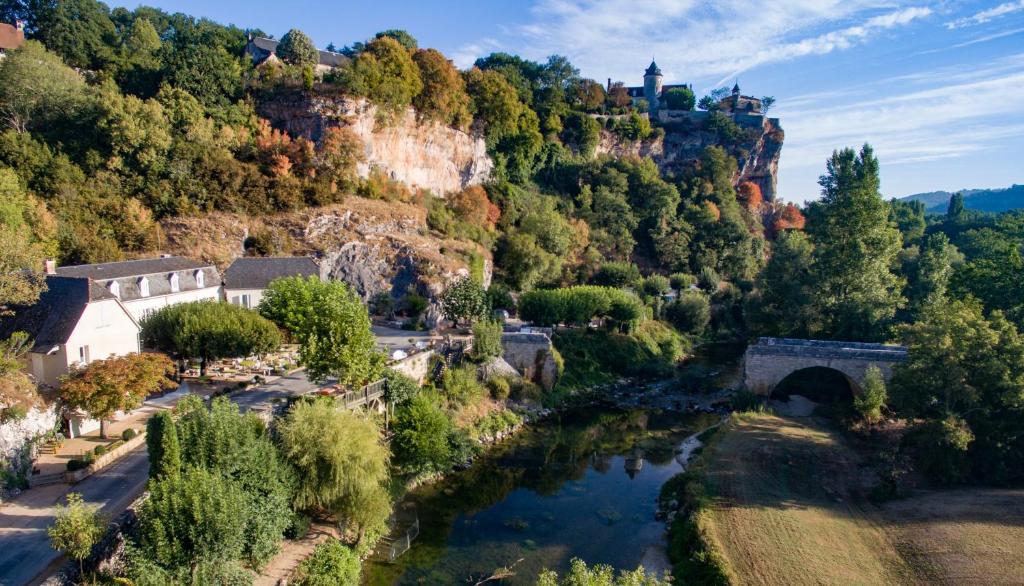 La vallée de l'Ouysse au pied du château de Belcastel, à Lacave