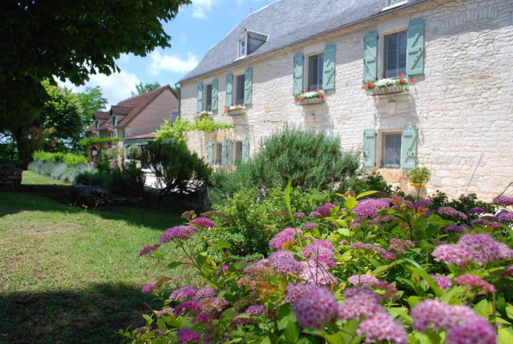 La maison en pierre de l'Hôtel Le Troubadour et son jardin fleuri, à Rocamadour