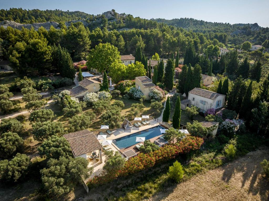 Le hameau des Petites Maisons au cœur de son oliveraie, à Paradou