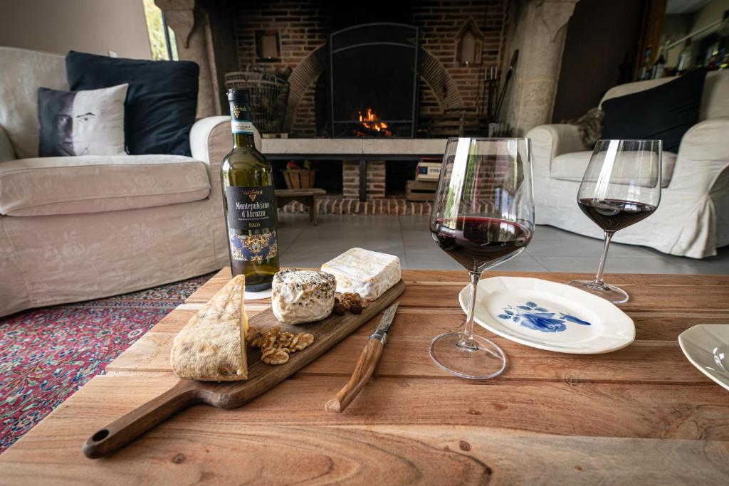 Salon avec cheminée et table d'apéritif au Manoir de la Campagne, Normandie