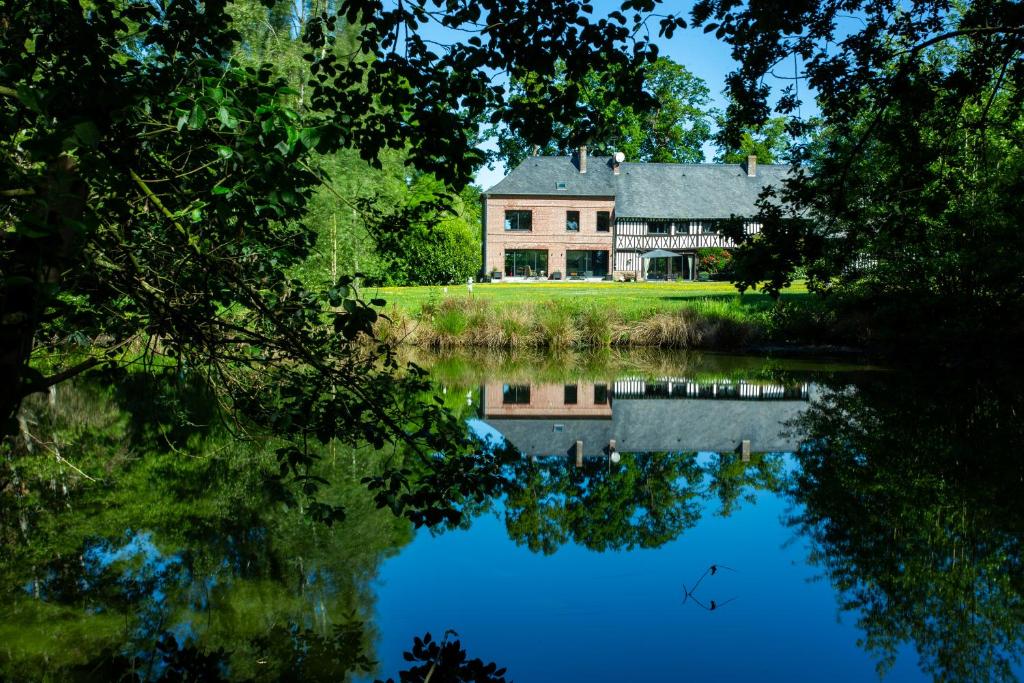 Le Manoir de la Campagne se reflétant dans son étang, à Yébleron