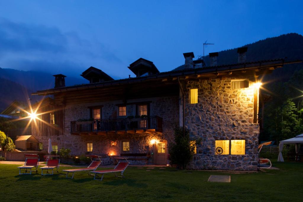 Il Maso Franceschella ad Aguai, casa rurale dell'Ottocento in Val di Fiemme, illuminato la sera