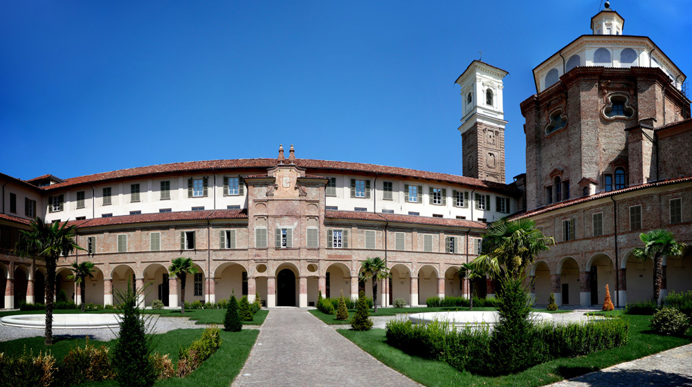 Il chiostro e il campanile del Monastero di Cherasco