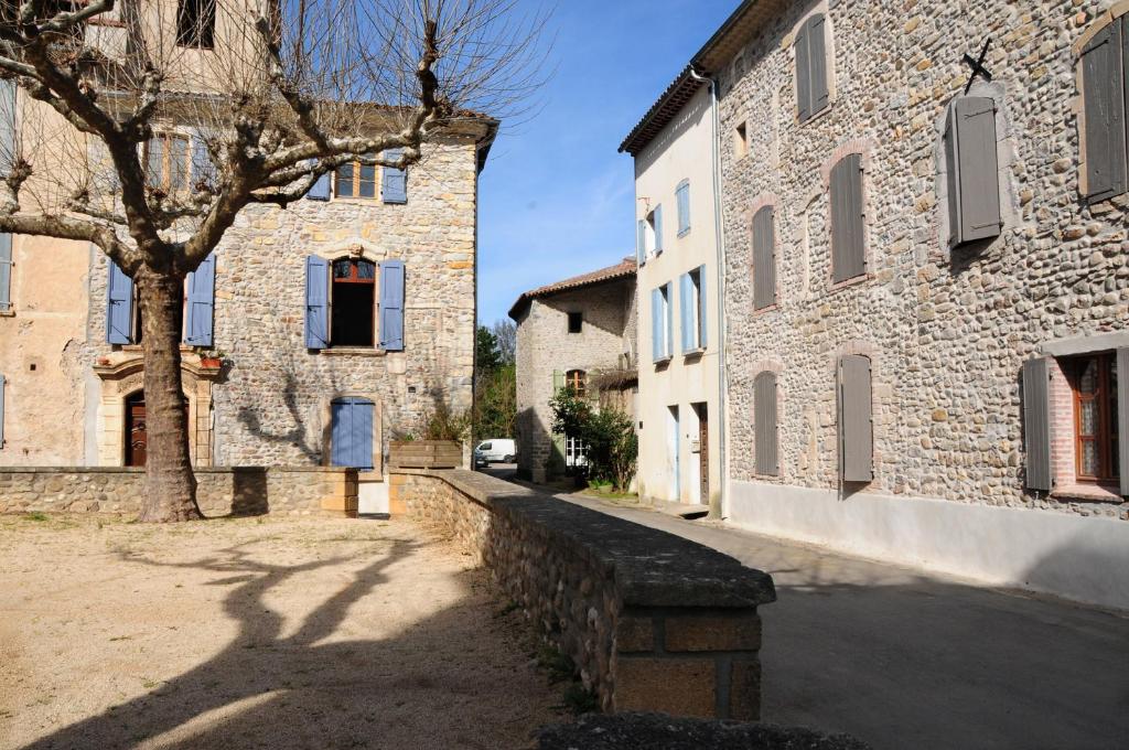 Une rue du village de Cardet, dans le Gard, au pied des Cévennes