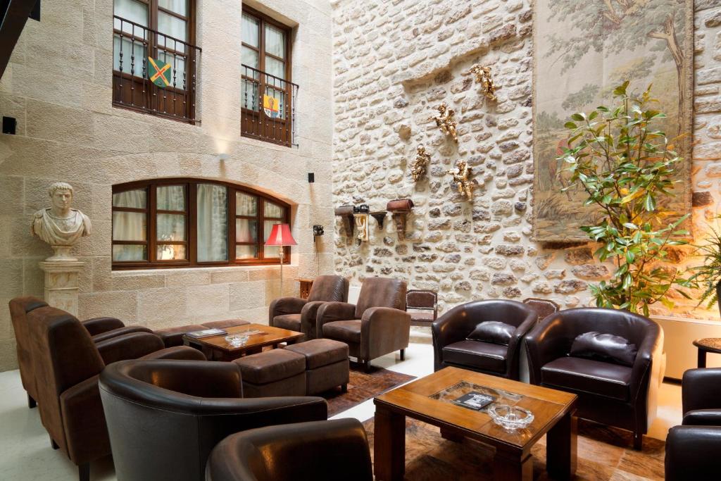 Patio interior de piedra de la Hospedería de los Parajes, hotel con encanto en Laguardia