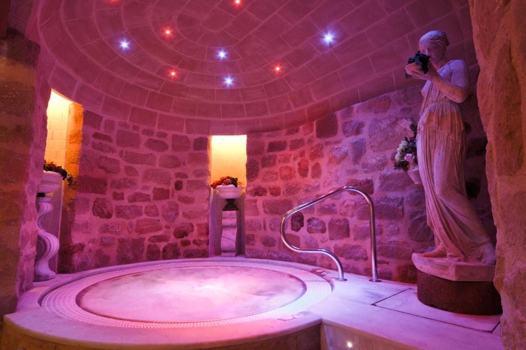 Spa con jacuzzi bajo bóveda de piedra en la Hospedería de los Parajes, hotel con spa en Laguardia