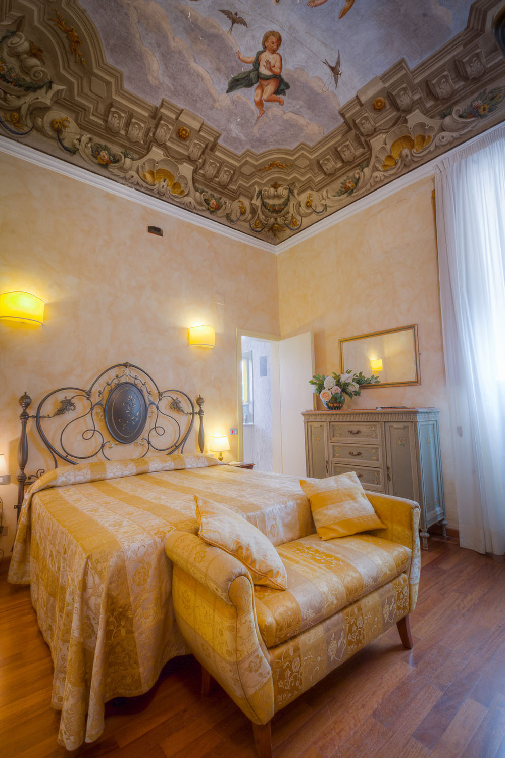 Habitación con techo de frescos en el Hotel Palazzo dal Borgo de Florencia
