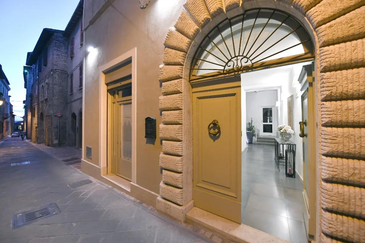 L'ingresso di Palazzo degli Stemmi a Todi