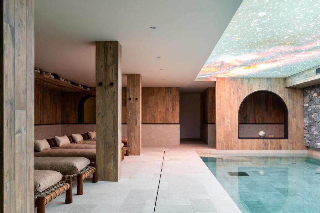 La piscine intérieure chauffée du Refuge Chez La Tante, à 1 850 mètres d'altitude