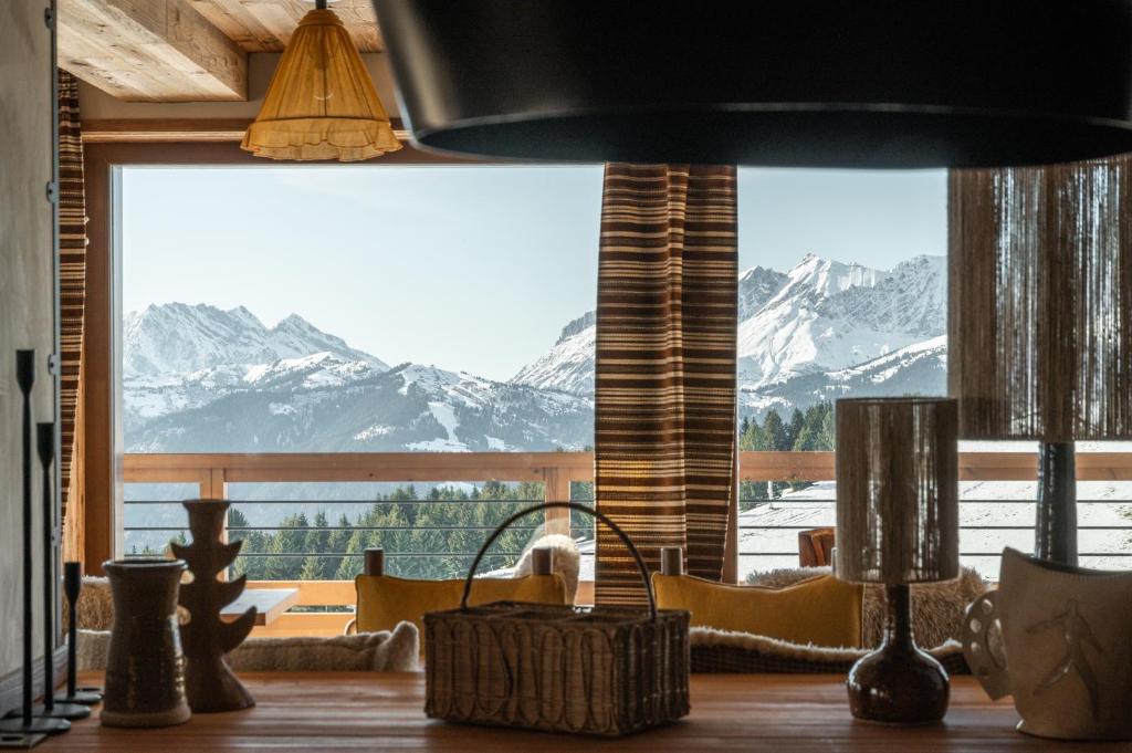 Salon panoramique face aux sommets enneigés au Refuge Chez La Tante, Mont d'Arbois