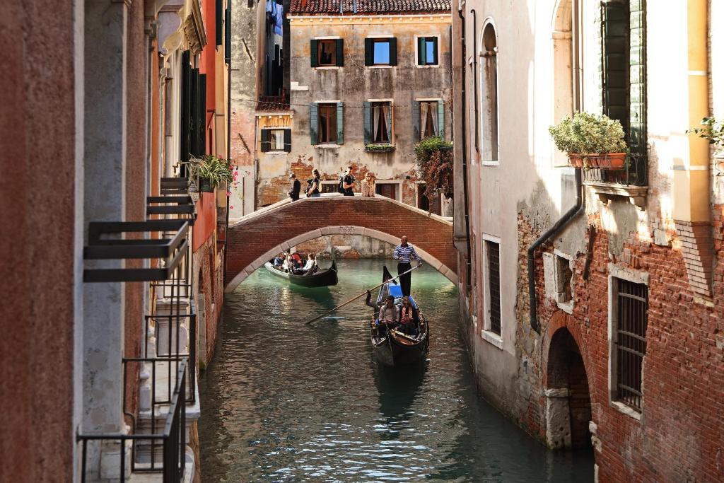 Gondola sul rio accanto a Palazzo Ruzzini, nel sestiere di Castello a Venezia