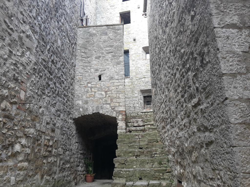 Le mura in pietra del Castello Izzalini, a Todi