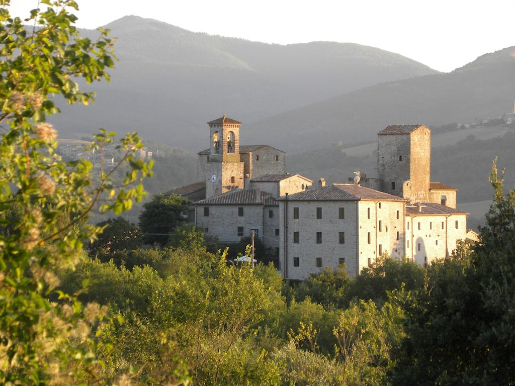 Il Castello Izzalini Todi Resort tra la vegetazione delle colline di Todi
