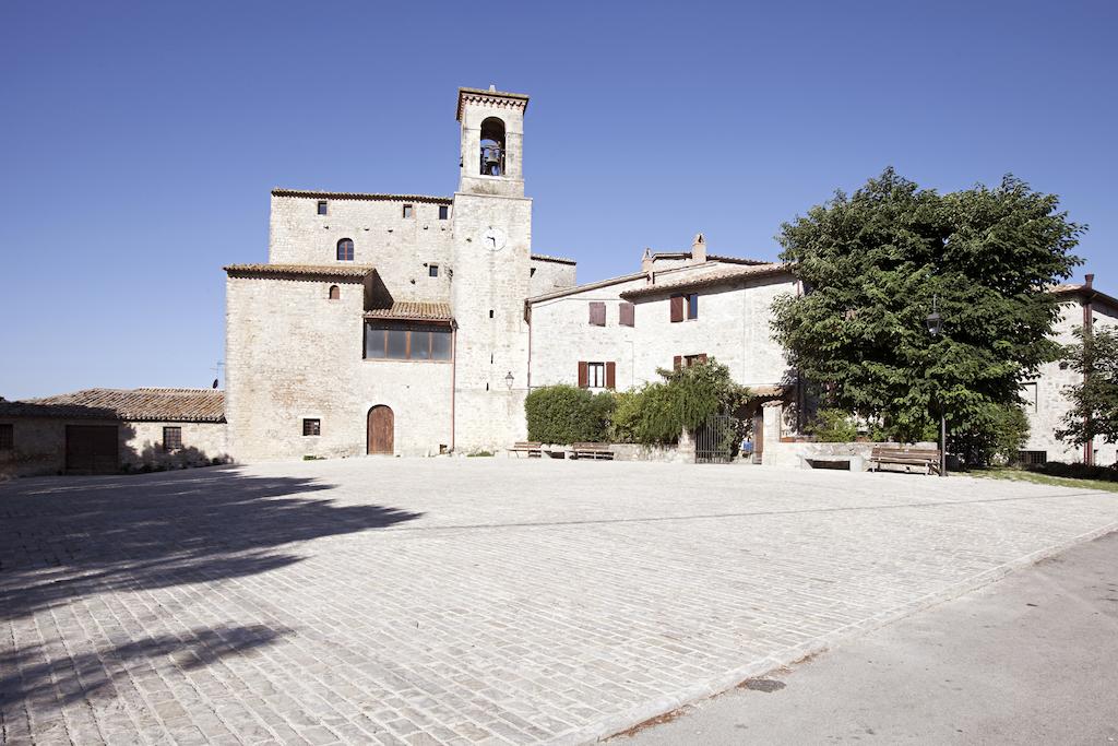 Il Castello Izzalini nella campagna di Todi